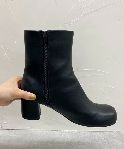 CAPRICIEUX LE'MAGE（カプリシューレマージュ）の「ラウンドトゥアンクルブーツ（ブーツ・レディース・ブラック/ホワイト系その他・38/36/37）」の9枚目の写真