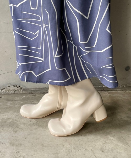 CAPRICIEUX LE'MAGE（カプリシューレマージュ）の「ラウンドトゥアンクルブーツ（ブーツ・レディース・ブラック/ホワイト系その他・38/36/37）」の5枚目の写真