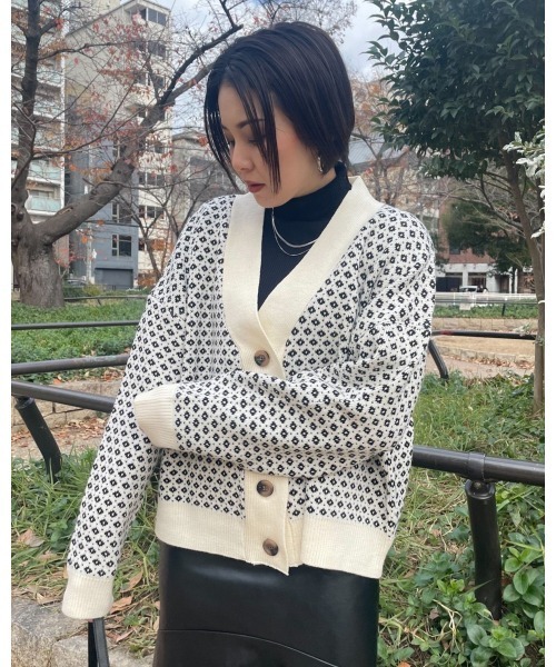 LiSeek(リシーク)の「【LiSeeK】ダイヤ柄ジャガードニットカーディガン(カーディガン/ボレロ・レディース・アイボリー/ブラック・FREE)」の2枚目の写真