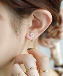 ANEMONE（アネモネ）の「シェルフラワーイヤリング（イヤリング）」