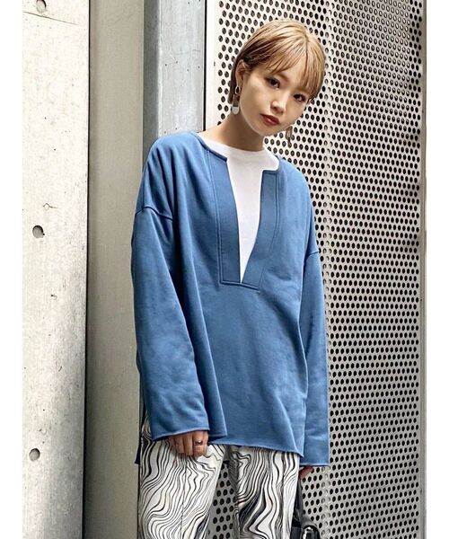 EMODA（エモダ）の「Vネックオーバートップ（Tシャツ/カットソー・レディース・ブラック/ブルー/アイボリー・FREE）」の3枚目の写真