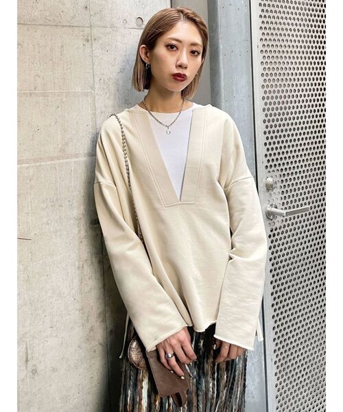 EMODA（エモダ）の「Vネックオーバートップ（Tシャツ/カットソー・レディース・ブラック/ブルー/アイボリー・FREE）」の2枚目の写真