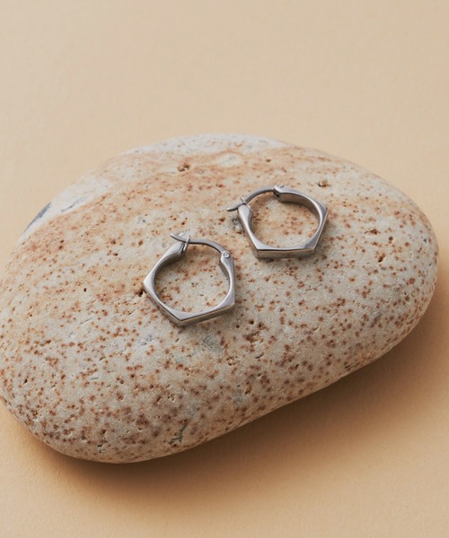 muku(ムク)の「金属アレルギー対応 ペンタゴン型ピアス(両耳用)/サージカルステンレス(ピアス(両耳用)・レディース・シルバー/ゴールド・FREE)」の8枚目の写真