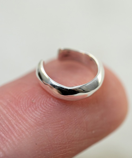 NARRATIVE PLATOON(ナラティブ プラトゥーン)の「NARRATIVE PLATOON:Mini bashed ear cuff ミニ バッシュド イヤーカフ(イヤーカフ・メンズ・シルバー・FREE)」の6枚目の写真