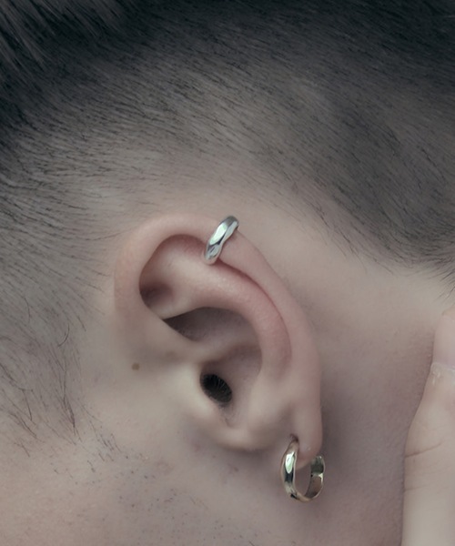 NARRATIVE PLATOON(ナラティブ プラトゥーン)の「NARRATIVE PLATOON:Mini bashed ear cuff ミニ バッシュド イヤーカフ(イヤーカフ・メンズ・シルバー・FREE)」の3枚目の写真