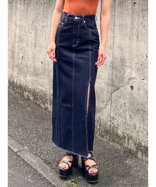 EMODA（エモダ）の「ディープスリットデニムロングスカート（スカート・レディース・ライトブルー/インディゴブルー・SMALL/MEDIUM）」の2枚目の写真