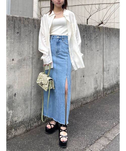 EMODA（エモダ）の「ディープスリットデニムロングスカート（スカート・レディース・ライトブルー/インディゴブルー・SMALL/MEDIUM）」の4枚目の写真