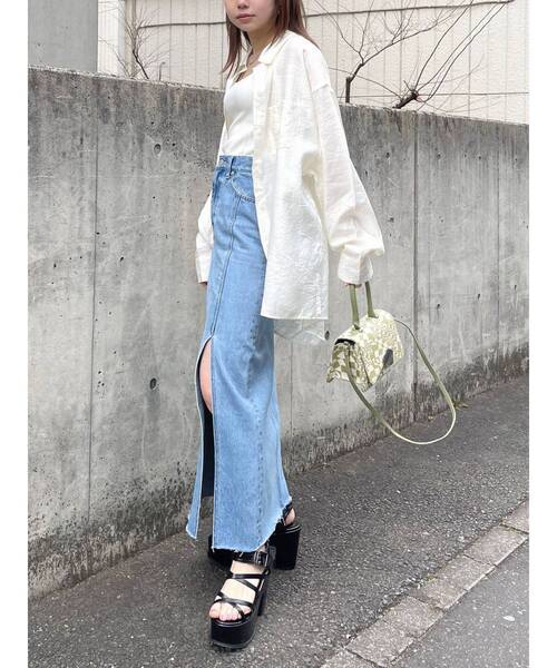 EMODA（エモダ）の「ディープスリットデニムロングスカート（スカート・レディース・ライトブルー/インディゴブルー・SMALL/MEDIUM）」の5枚目の写真