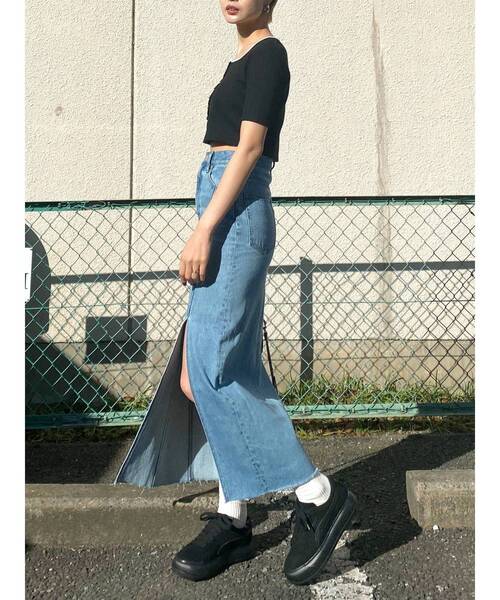EMODA（エモダ）の「ディープスリットデニムロングスカート（スカート・レディース・ライトブルー/インディゴブルー・SMALL/MEDIUM）」の7枚目の写真