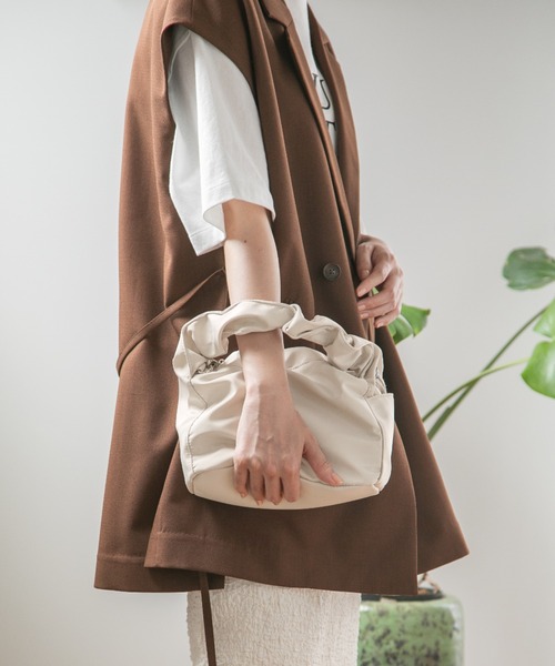 LOWRYS FARM（ローリーズファーム）の「クシュクシュハンドルＢＡＧ　268483（ショルダーバッグ・レディース・オフホワイト/ブラック/グリーン・FREE）」の2枚目の写真