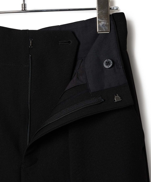 ADAM ET ROPE'（アダムエロペ）の「【サステナブル】バナナコクーンシルエットパンツ（スラックス・レディース・サックスブルー/ホワイト/ブラック・38/36）」の16枚目の写真