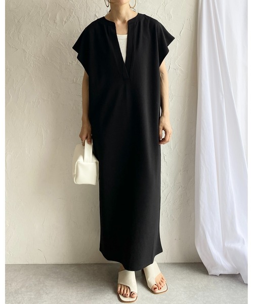 She's Closet（シーズクローゼット）の「深Vネックバック