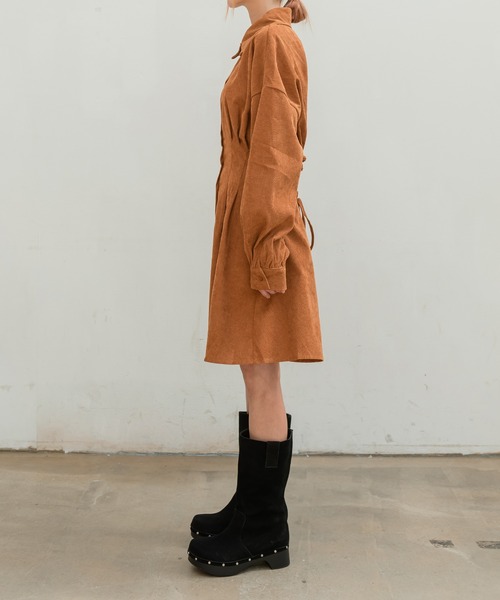 UNE MANSION（ユヌマンション）の「コーデュロイミディカラーワンピース（シャツワンピース・レディース・ネイビー/ブラウン・FREE）」の17枚目の写真