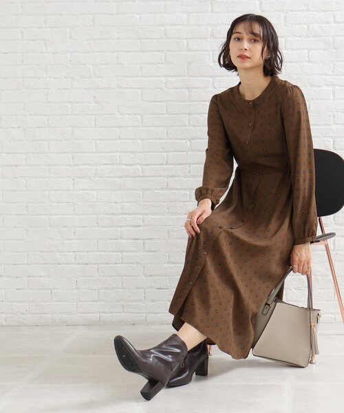 SHOO・LA・RUE（シューラルー）の「◆【レトロな小紋柄・小花柄】バンドカラーワンピース（ワンピース・レディース・ブラウン系1/ブラック系6/ダークグリーン系/ダークブラウン系6・02/03/04）」の18枚目の写真