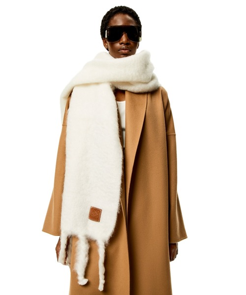 LOEWE（ロエベ）の「スカーフ (モヘア&ウール)（マフラー・レディース・ホワイト/オリーブ・ONE SIZE）」の9枚目の写真