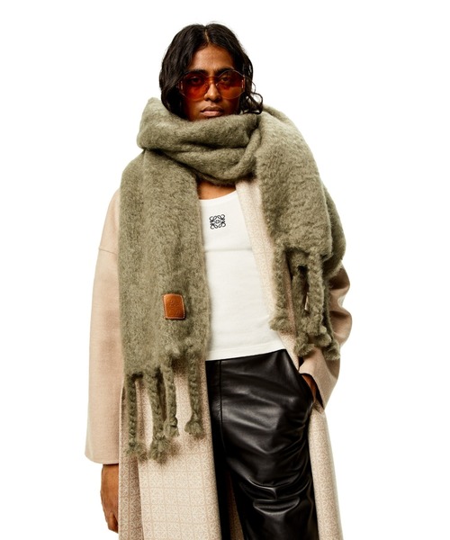 LOEWE（ロエベ）の「スカーフ (モヘア&ウール)（マフラー・レディース・ホワイト/オリーブ・ONE SIZE）」の4枚目の写真