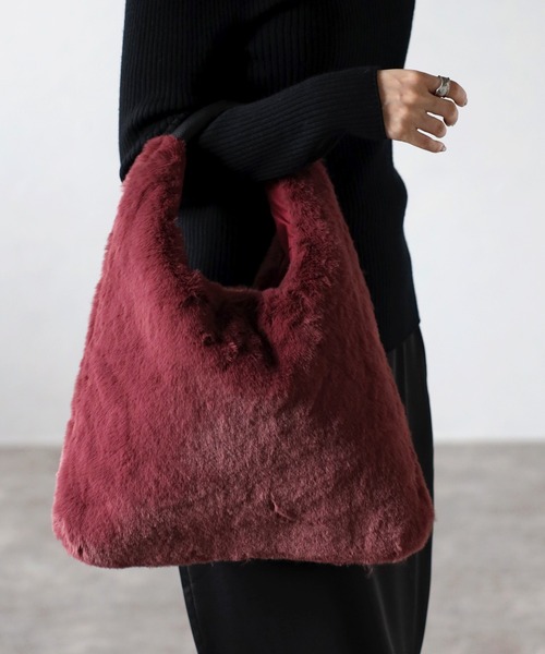 GUSCIO（グッシオ）の「【グッシオベーシック】フェイクファー　トライアングルトートバッグ（トートバッグ・レディース・ワイン/ブラック/アイボリー/グレー/ブラウン/ピンク・FREE）」の5枚目の写真