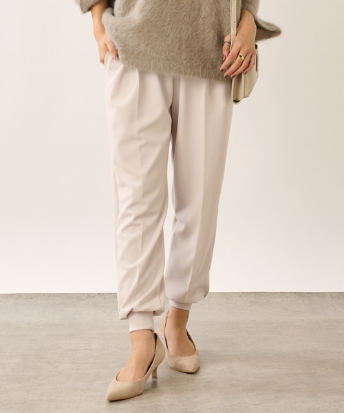 OUVRAGE CLASSE(ウヴラージュクラス)の「センタープレスジョガーパンツ(その他パンツ・レディース・ブラック/グレイッシュベージュ・FREE)」の1枚目の写真