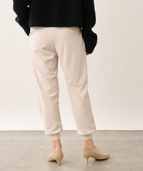 OUVRAGE CLASSE(ウヴラージュクラス)の「センタープレスジョガーパンツ(その他パンツ・レディース・ブラック/グレイッシュベージュ・FREE)」の5枚目の写真