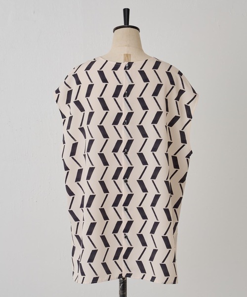 BEARDSLEY（ビアズリー）の「幾何柄ブラウス（シャツ/ブラウス・レディース・グレー・FREE）」の4枚目の写真