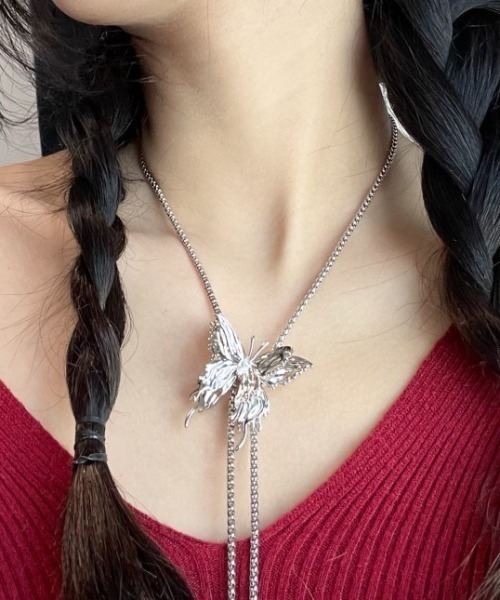 Vipoa（ヴィポア）の「ANTIQUE BUTTERFLY PENDANT NECKLACE（ネックレス・レディース・シルバー・FREE）」の4枚目の写真