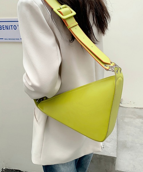 STONE  イエロー ショルダーバッグ LA VORAGINE（ラ ヴォラジネ）の「三角デザインショルダーバッグ