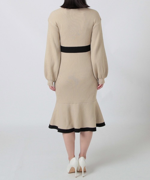 Julia Boutique(ジュリアブティック)の「ミディアム丈・パイピングマーメイドニットワンピース(ワンピース・レディース・ブラック/ベージュ・MEDIUM)」の5枚目の写真