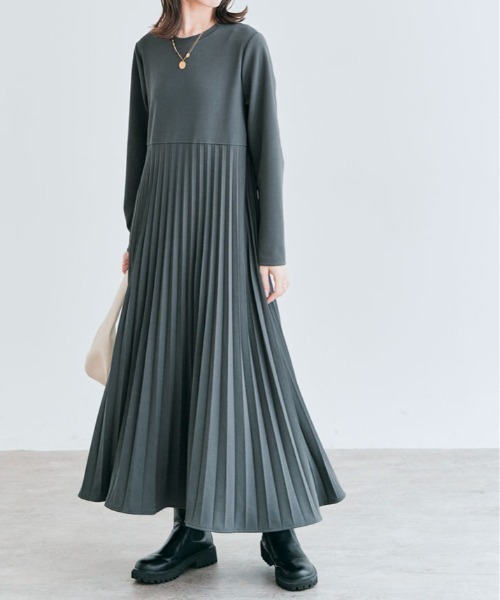 kirakiraShop(キラキラショップ)の「「mochiz」全方向 ストレッチ プリーツ 切り替え ワンピース(ワンピース・レディース・ブラック/ブラウン/ネイビー/ベージュ/ライトベージュ/チャコール・FREE)」の2枚目の写真