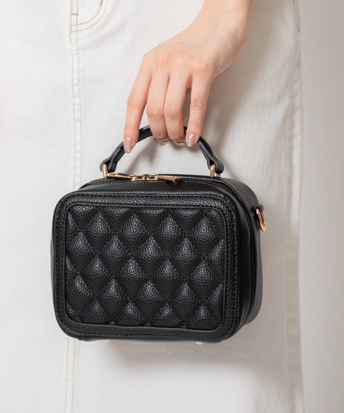 NOELA(ノエラ)の「キルティングスクエアバッグ(ショルダーバッグ・レディース・ブラック/オフホワイト/イエロー・フリー)」の5枚目の写真