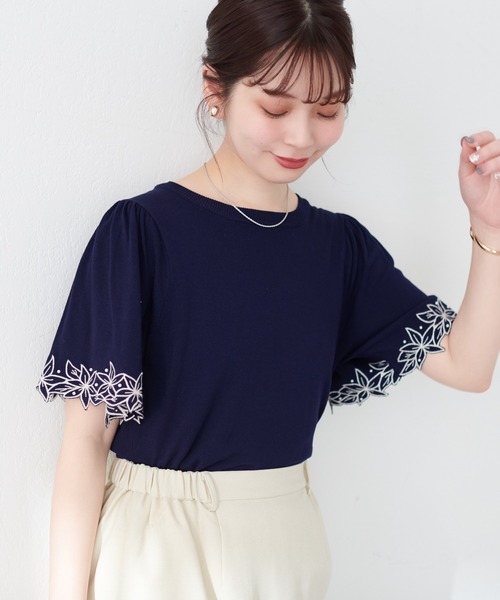 natural couture(ナチュラルクチュール)の「フラワー刺繍×パールフレア袖ニット(ニット/セーター・レディース・サックスブルー/ピンクベージュ/アイボリー/ネイビー/ラベンダー・FREE)」の3枚目の写真