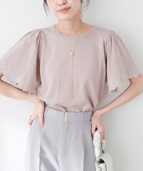 natural couture(ナチュラルクチュール)の「フラワー刺繍×パールフレア袖ニット(ニット/セーター・レディース・サックスブルー/ピンクベージュ/アイボリー/ネイビー/ラベンダー・FREE)」の5枚目の写真