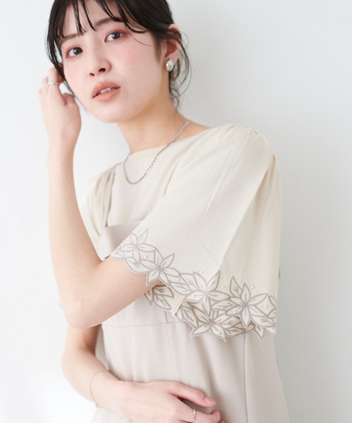 natural couture(ナチュラルクチュール)の「フラワー刺繍×パールフレア袖ニット(ニット/セーター・レディース・サックスブルー/ピンクベージュ/アイボリー/ネイビー/ラベンダー・FREE)」の2枚目の写真