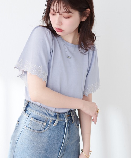 natural couture(ナチュラルクチュール)の「フラワー刺繍×パールフレア袖ニット(ニット/セーター・レディース・サックスブルー/ピンクベージュ/アイボリー/ネイビー/ラベンダー・FREE)」の17枚目の写真