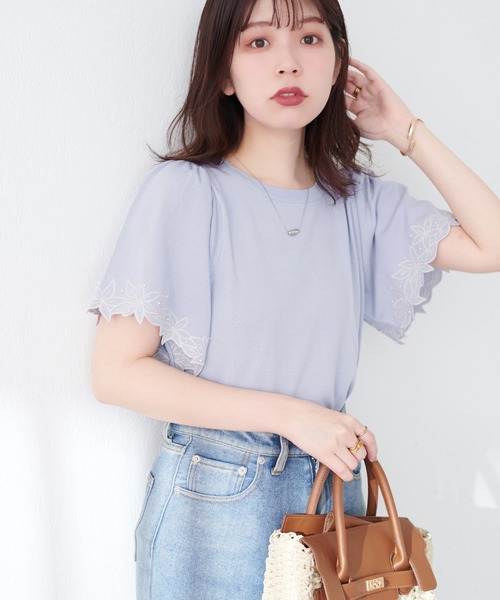 natural couture(ナチュラルクチュール)の「フラワー刺繍×パールフレア袖ニット(ニット/セーター・レディース・サックスブルー/ピンクベージュ/アイボリー/ネイビー/ラベンダー・FREE)」の18枚目の写真