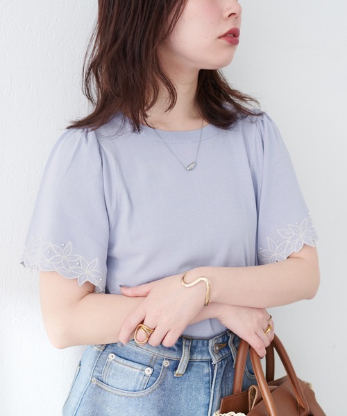natural couture(ナチュラルクチュール)の「フラワー刺繍×パールフレア袖ニット(ニット/セーター・レディース・サックスブルー/ピンクベージュ/アイボリー/ネイビー/ラベンダー・FREE)」の16枚目の写真