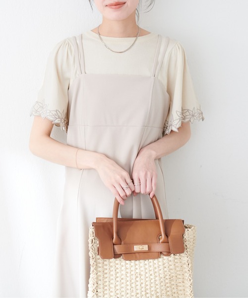 natural couture(ナチュラルクチュール)の「フラワー刺繍×パールフレア袖ニット(ニット/セーター・レディース・サックスブルー/ピンクベージュ/アイボリー/ネイビー/ラベンダー・FREE)」の8枚目の写真