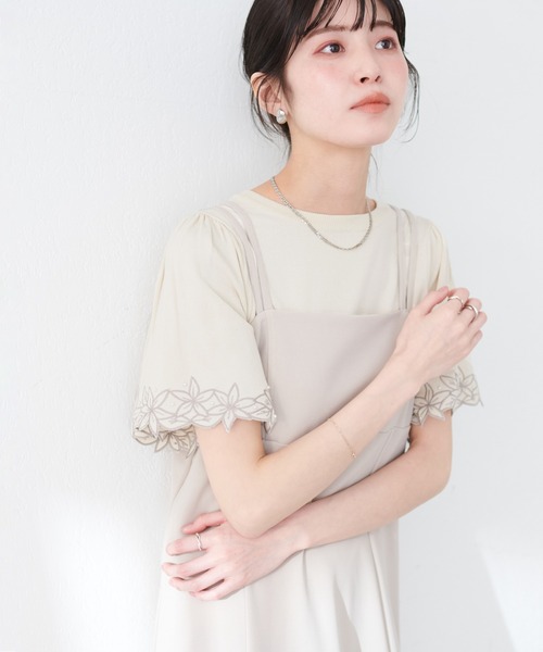 natural couture(ナチュラルクチュール)の「フラワー刺繍×パールフレア袖ニット(ニット/セーター・レディース・サックスブルー/ピンクベージュ/アイボリー/ネイビー/ラベンダー・FREE)」の6枚目の写真