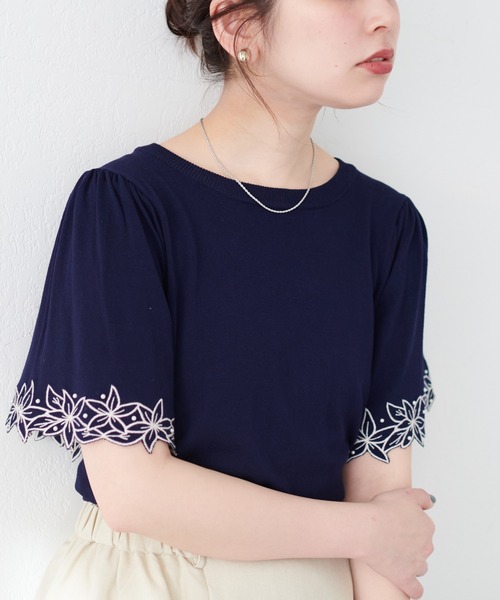 natural couture(ナチュラルクチュール)の「フラワー刺繍×パールフレア袖ニット(ニット/セーター・レディース・サックスブルー/ピンクベージュ/アイボリー/ネイビー/ラベンダー・FREE)」の11枚目の写真