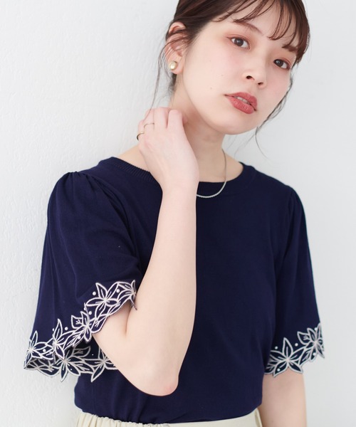 natural couture(ナチュラルクチュール)の「フラワー刺繍×パールフレア袖ニット(ニット/セーター・レディース・サックスブルー/ピンクベージュ/アイボリー/ネイビー/ラベンダー・FREE)」の12枚目の写真