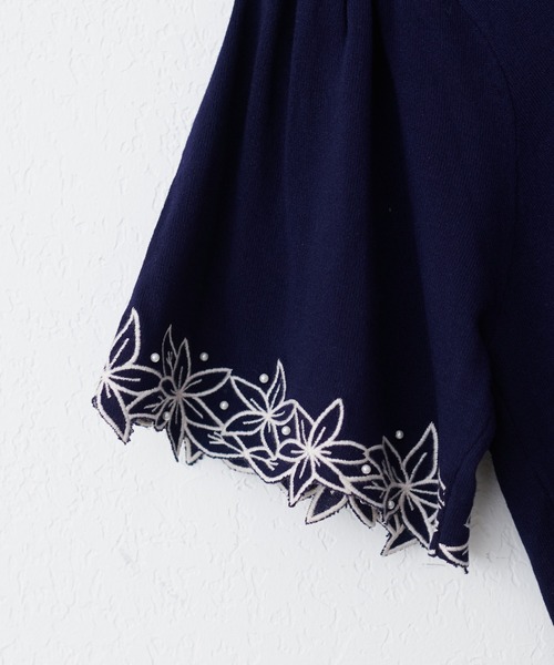 natural couture(ナチュラルクチュール)の「フラワー刺繍×パールフレア袖ニット(ニット/セーター・レディース・サックスブルー/ピンクベージュ/アイボリー/ネイビー/ラベンダー・FREE)」の15枚目の写真