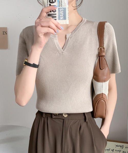 ECLIN(エクラン)の「キーネックリブニットトップス(ニット/セーター・レディース・ブルーグレー/マスタード/グレイッシュベージュ・FREE)」の3枚目の写真