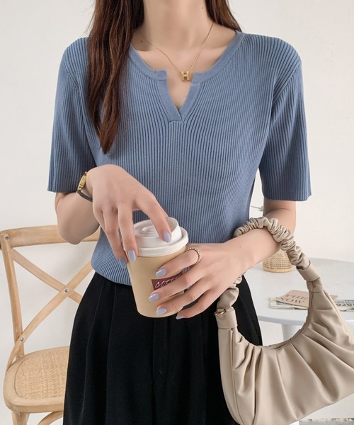 ECLIN(エクラン)の「キーネックリブニットトップス(ニット/セーター・レディース・ブルーグレー/マスタード/グレイッシュベージュ・FREE)」の5枚目の写真