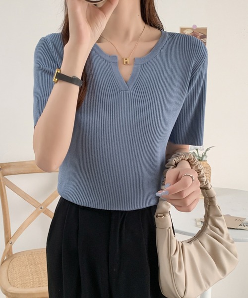 ECLIN(エクラン)の「キーネックリブニットトップス(ニット/セーター・レディース・ブルーグレー/マスタード/グレイッシュベージュ・FREE)」の6枚目の写真