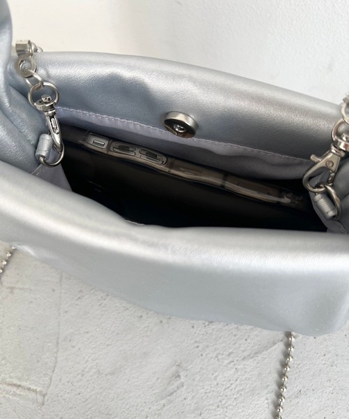 Me%（ミィパーセント）の「パフィーポーチショルダー 126860（ショルダーバッグ・レディース・シルバー/ブラック・FREE）」の7枚目の写真