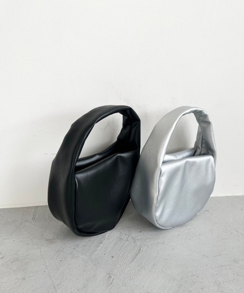 Me%（ミィパーセント）の「パフィーポーチショルダー 126860（ショルダーバッグ・レディース・シルバー/ブラック・FREE）」の4枚目の写真