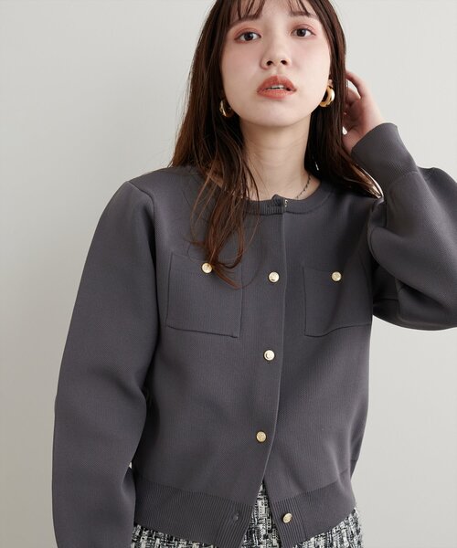 natural couture(ナチュラルクチュール)の「ポリニット金釦ポケ付きカーディガン(カーディガン/ボレロ・レディース・オフホワイト/チャコールグレー/ブラック/ピンク系その他/ピンクベージュ/ブルー系その他・FREE)」の8枚目の写真