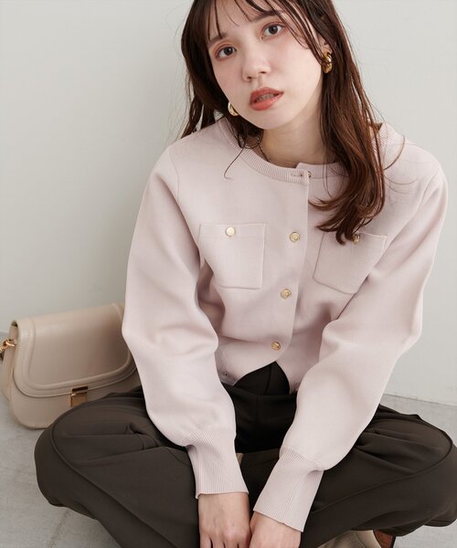natural couture(ナチュラルクチュール)の「ポリニット金釦ポケ付きカーディガン(カーディガン/ボレロ・レディース・オフホワイト/チャコールグレー/ブラック/ピンク系その他/ピンクベージュ/ブルー系その他・FREE)」の17枚目の写真