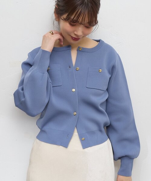 natural couture(ナチュラルクチュール)の「ポリニット金釦ポケ付きカーディガン(カーディガン/ボレロ・レディース・オフホワイト/チャコールグレー/ブラック/ピンク系その他/ピンクベージュ/ブルー系その他・FREE)」の4枚目の写真