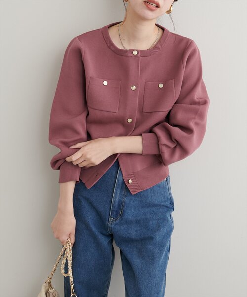 natural couture(ナチュラルクチュール)の「ポリニット金釦ポケ付きカーディガン(カーディガン/ボレロ・レディース・オフホワイト/チャコールグレー/ブラック/ピンク系その他/ピンクベージュ/ブルー系その他・FREE)」の6枚目の写真