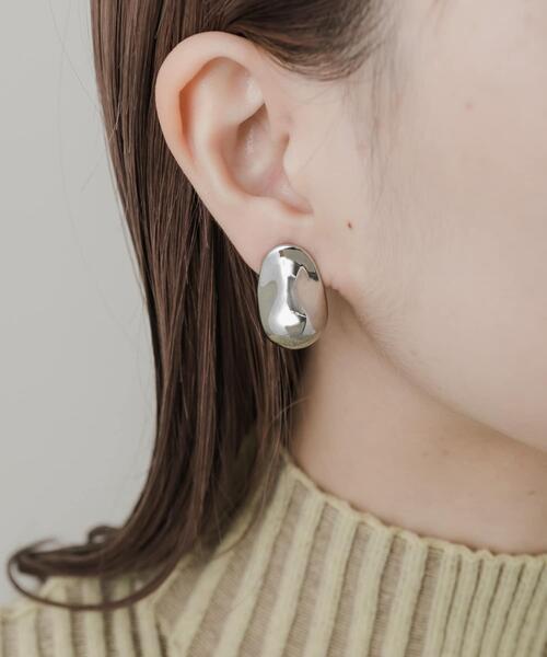 SMELLY（スメリー）の「メタルデフォルメドロップイヤリング（イヤリング・レディース・シルバー・-）」の2枚目の写真